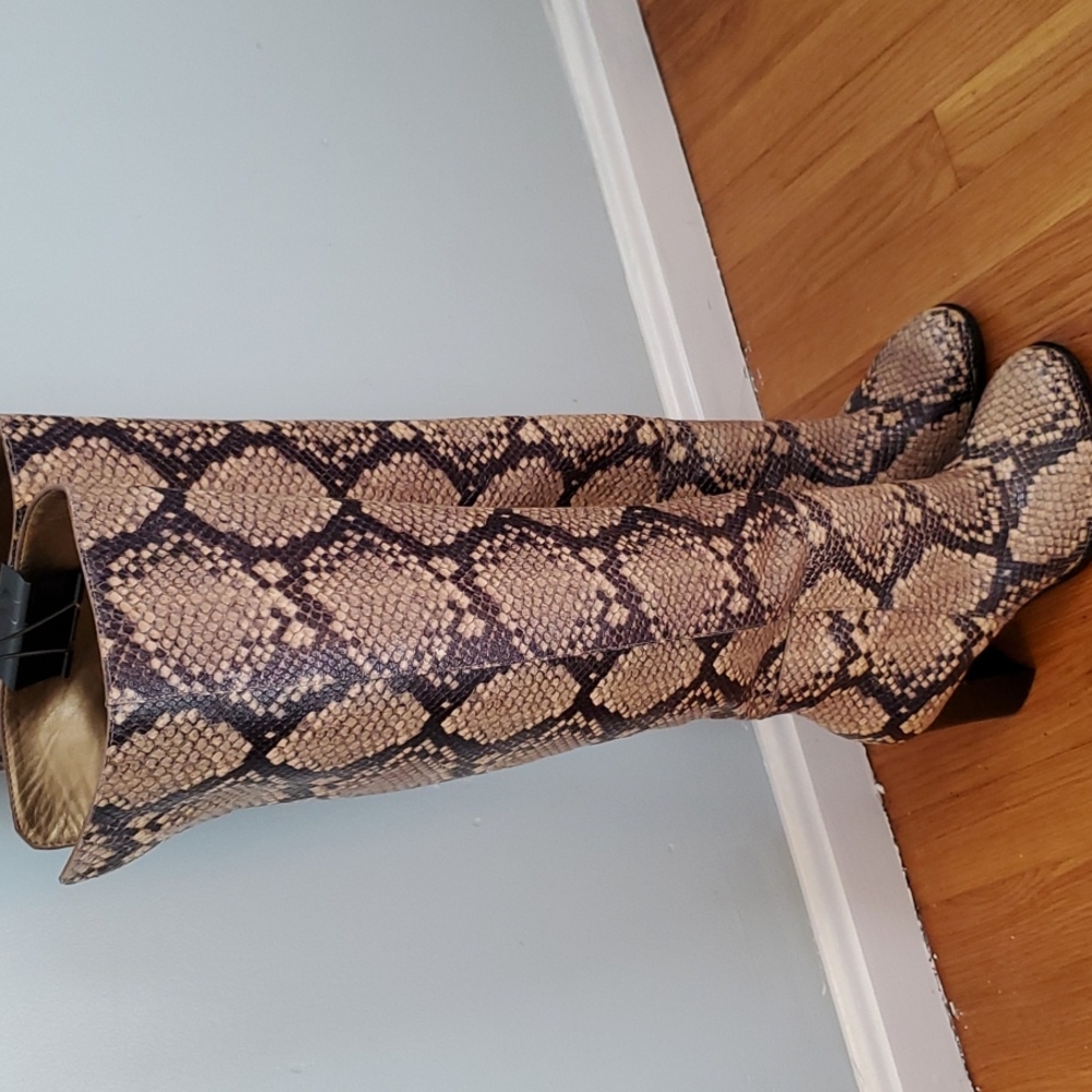 Sam Edelman size 8 over the knee snake skin print